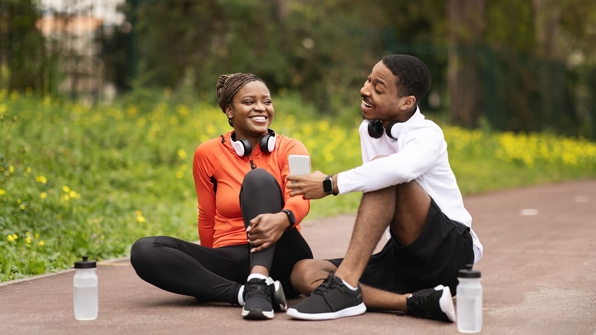 Jeune couple sportif discutant après l'entraînement